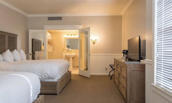 Santa Rosa Hôtel | Sophisticated Double Queen Accommodations Near Sonoma Wineries + Coastline