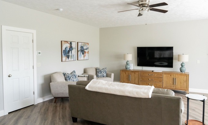 Bayberry Maison | Sophisticated Golf Community Townhouse!–3442