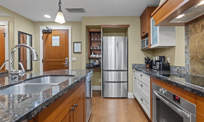 Canmore Copropriété | Sophisticated Mountain Condo – Pool, Hot Tub & Park Pass