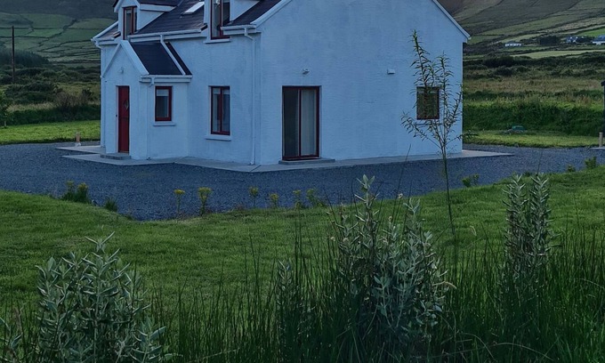 Ballinskelligs Cottage | SOSADH, with open fire in Portmagee, County Kerry