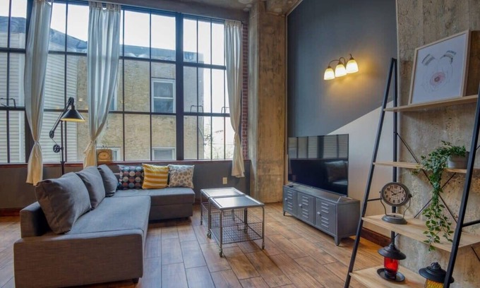 West Poplar Appartement | Sosuite | 1BR Apt w W/D, Gym, On-Site Restaurant