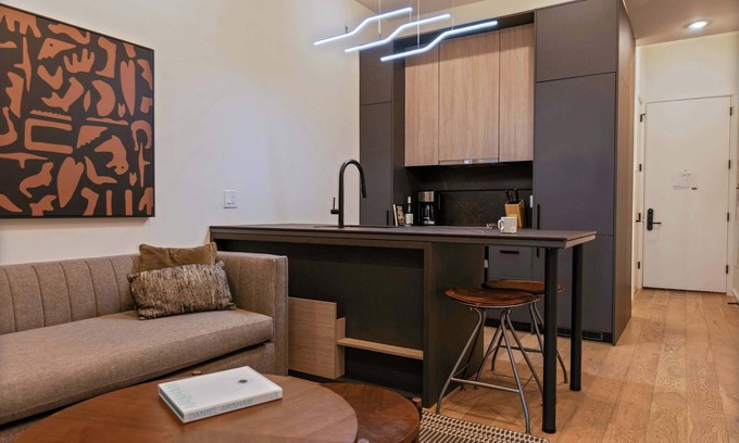 Logan Square Appartement | Sosuite | 1BR Apt w Roof Deck, Gym, Laundry