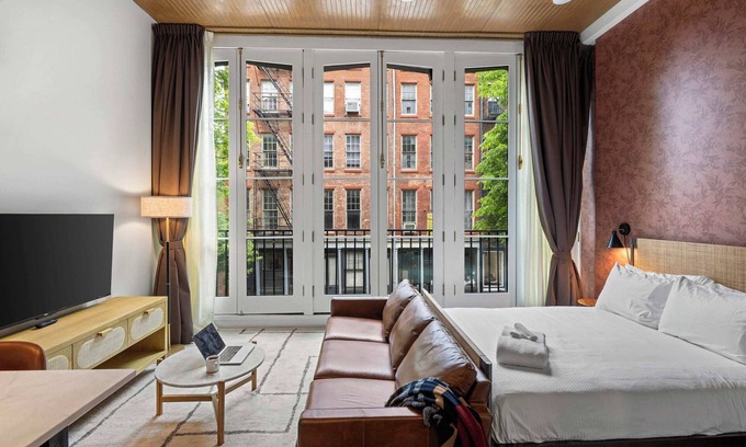 Old City Appartement | Sosuite | 2Bed Apt w Juliet Balcony, Den, Laundry