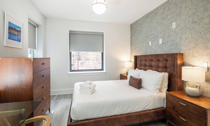 Rittenhouse Row Appartement | Sosuite | Bay Window 1BR Apt w W/D, Desk