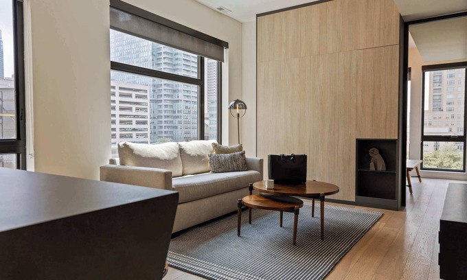 Logan Square Appartement | Sosuite | Corner 1BR Apt w Roof Deck, Gym, Laundry