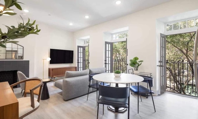Rittenhouse Row Appartement | Sosuite | Juliet Balcony 1BR Apt w W/D, Desk