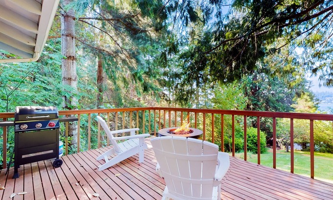 Gig Harbor Maison | Sound view retreat with trails, beach access, firepit, grill, scenic deck, & W/D