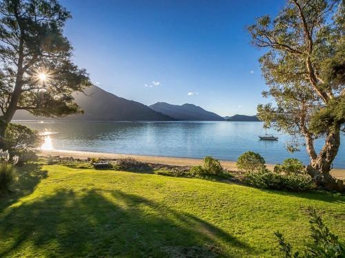 Moetapu Bay Maison | Sounds Magic - Moetapu Bay Bach