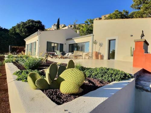 Cornillon-Confoux Villa | Sous le « Figuier »