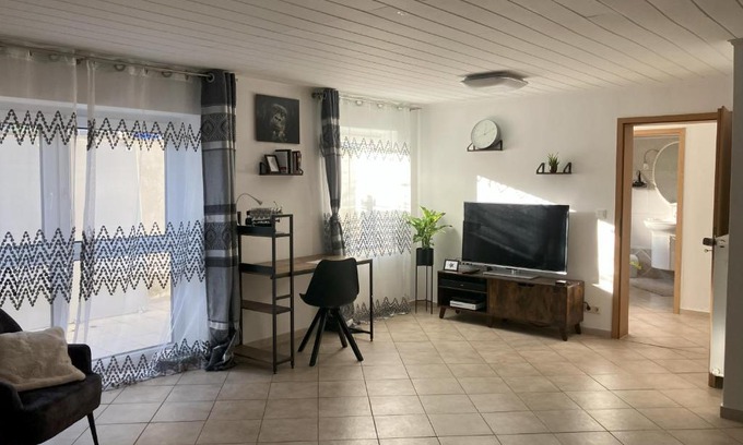 Weilerswist Appartement | Souterrain Whirlpool-Apartment nahe Phantasialand