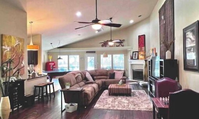 San Leanna Park Maison | South Austin gem - Kickback and relax!