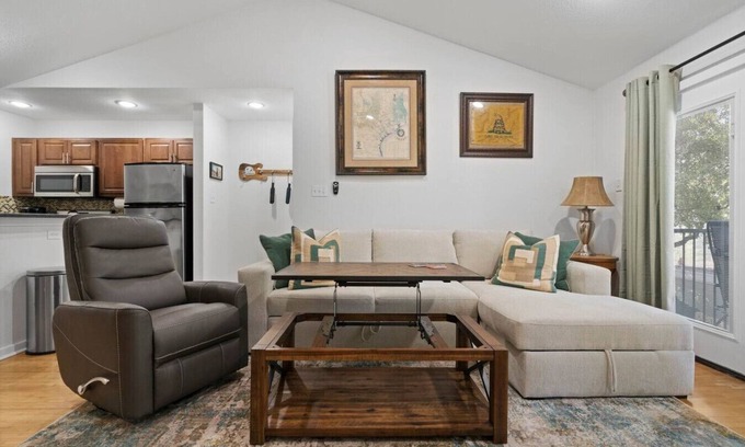 South Lamar Appartement | South Austin Nest w Pool {New Listing}