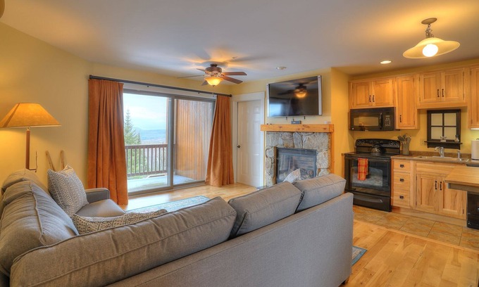 Rangeley Copropriété | South Branch Condo 13-1 - Pet Friendly Ski in Ski out condo at Saddleback