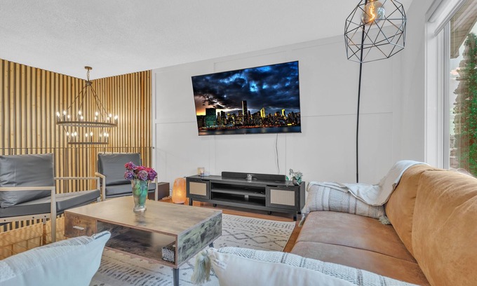 Grande Prairie Maison | South Grande Prairie Sleeps 4 | Luxury Home w Fire Pit and Parking
