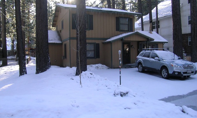 Bijou Pines Maison | South Lake Tahoe Cabin - Retraite familiale de Rae - Meilleur emplacement 1700 pieds carrés.