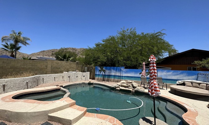 Desert Foothills Estates Maison | South Mountain-FREE HEATED Pool and Hot Tub Walk to trails & park.