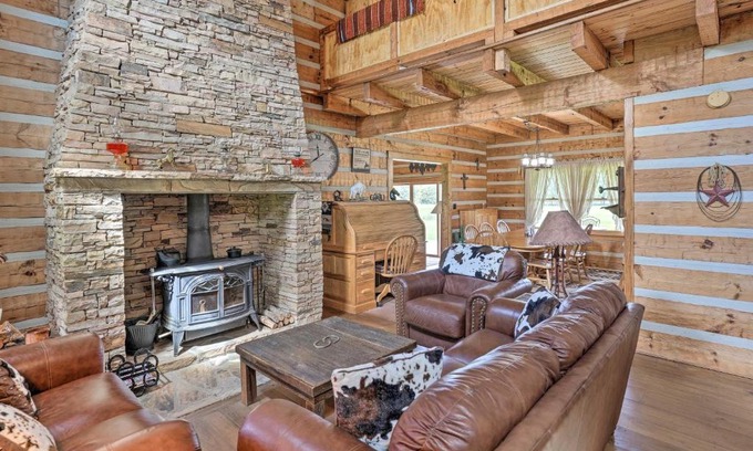 South Pittsburg Maison | South Pittsburg House with Wraparound Porch!