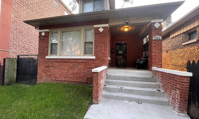 South Shore Maison | South Shore Home Near Lake for long-term stays, corporate travelers, and nurses