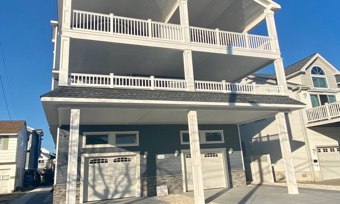 Townsend's Inlet Maison | Southend duplex 2ème étage. Super plage! Caractéristiques belle véranda, CENTRAL AIR, parking dans la rue.