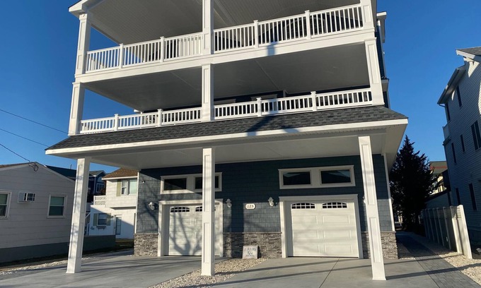 Townsend's Inlet Maison | Southend duplex 1er étage. Super plage! Caractéristiques belle véranda, CENTRAL AIR, parking dans la rue. Laveuse et sécheuse dans le garage.