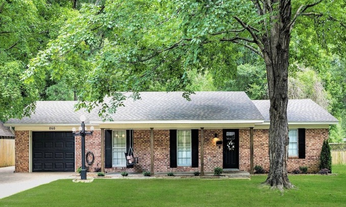 Conway Maison | Southern Comfort. 3bd/2ba house in downtown Conway