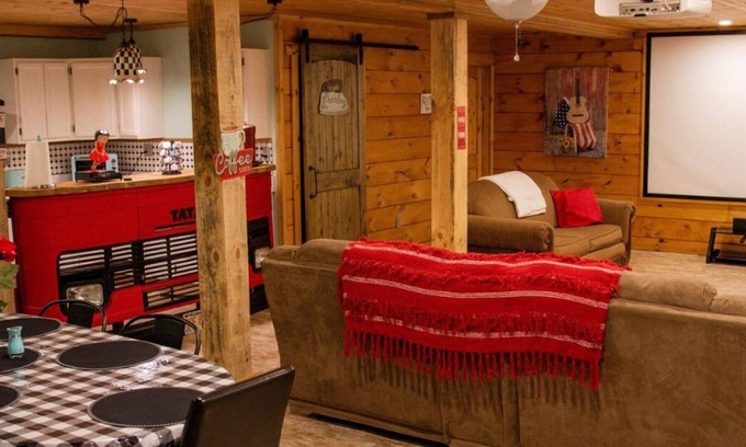 Scottsboro Maison | Southern Comfort Retreat with a private hot tub!