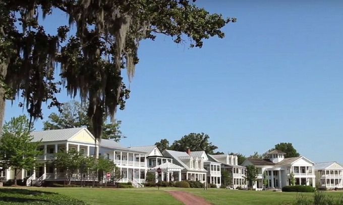 Mount Meigs Maison | Southern Luxury Carriage House avec vue sur le lac au bord de l'eau
