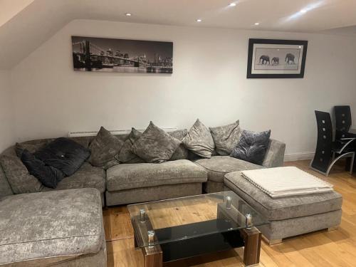 Southgate Maison | Southgate Home - Sleeps 14 - Parking - Central