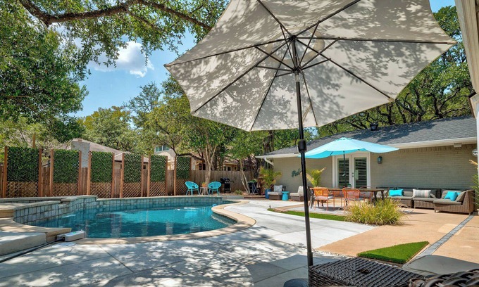 Travis Country Maison | Southwest Austin Home + Pool - Sage!