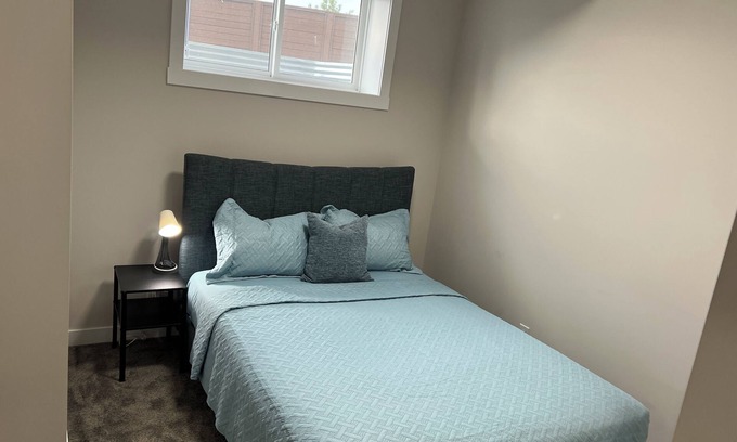 Southwest Calgary Maison | Southwest Cozy vibes, fast Wi-Fi – your chill Calgary escape starts here!