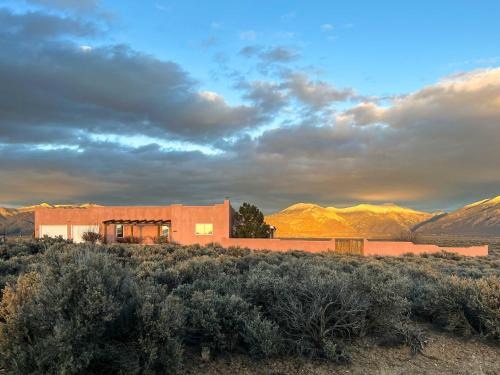El Prado Maison | Southwest Home with 360-Degree Mtn View, Ski Nearby!