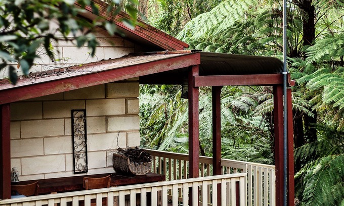 Mount Dandenong Cabine | Spa Cottage: Private rainforest with river