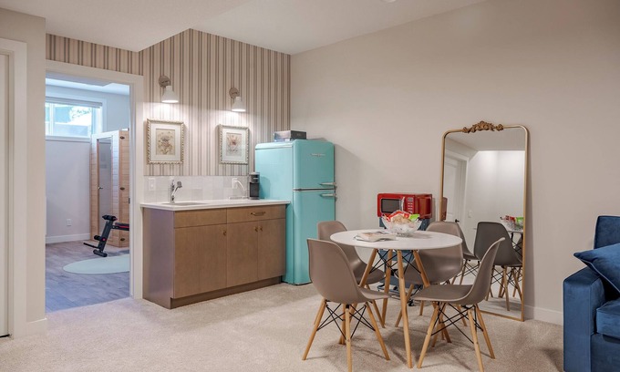 Southwest Calgary Maison | 7 mins to Spruce Meadows cozy suite
