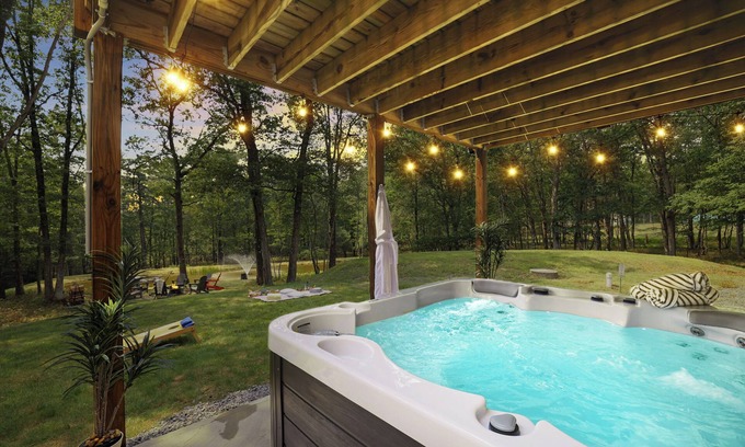 Albrightsville Chalet De Ski | Spa-Like Rustic Retreat In Nature With Glass Barrel Sauna, Hot Tub & Pond!
