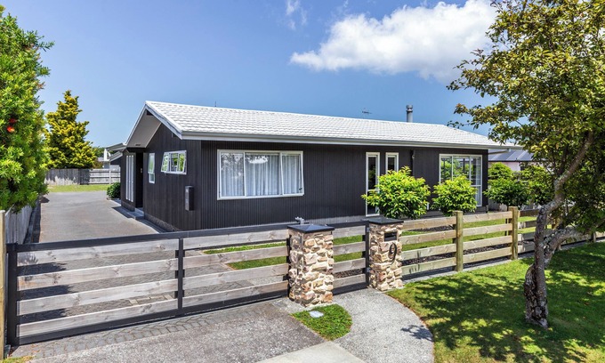 Richmond Heights Maison | Spa & Play @ Rainbow Point. Bikes, Kayaks & a walk to the beach, bar & shops