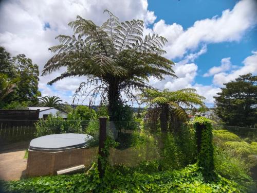 Glenfield Villa | Spa Retreat Spacious 7 BRS with 2 kitchen and 3 Baths Movie Night nice Garden