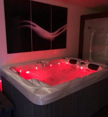 Mouscron Hôtel | SPABYELLEETLUI spa rouge ou bleu