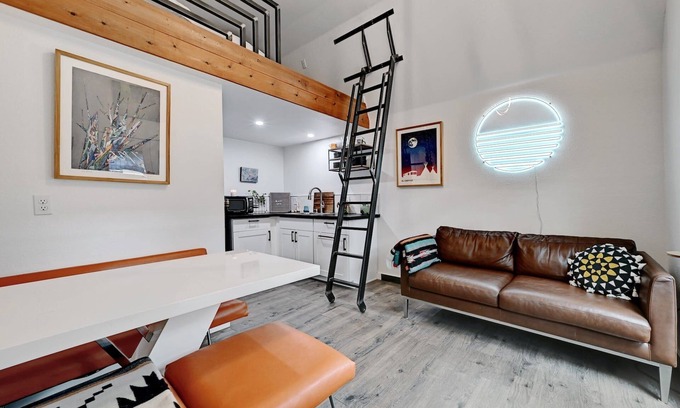 MLK Appartement | Space Cowboy: Modern Tiny House in East Austin