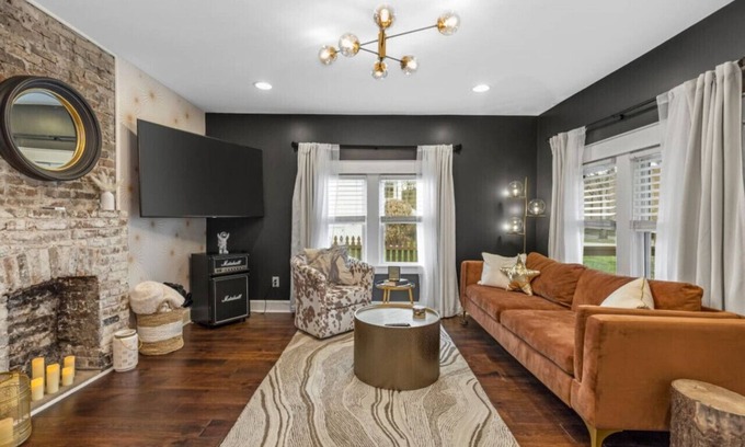 Woodbine Maison | Space Cowboy - Stunning bungalow with Firepit, Huge yard, yet close to downtown