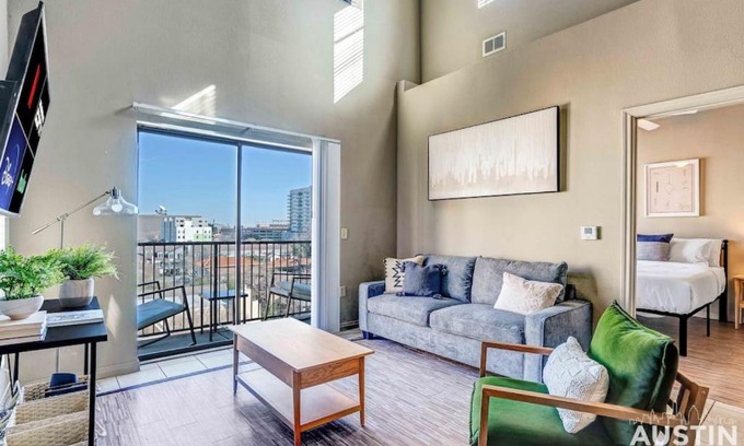West Campus Appartement | Space for 8 Near Downtown Easy Walk to UT Campus