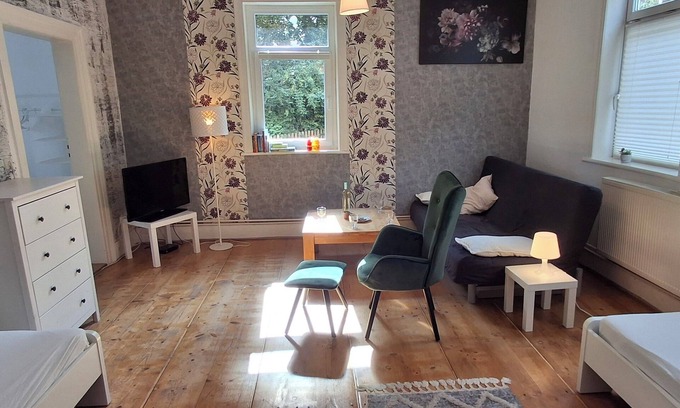 Gleichen Appartement | Space for a group, family & pets in a vacation apartment near the lake & garden