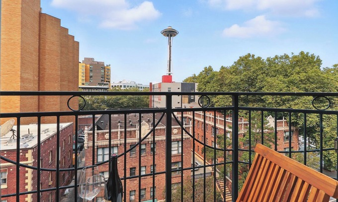 Belltown Maison | Space Needle Views from Sofa – Walking Distance to Everywhere in DT Seattle