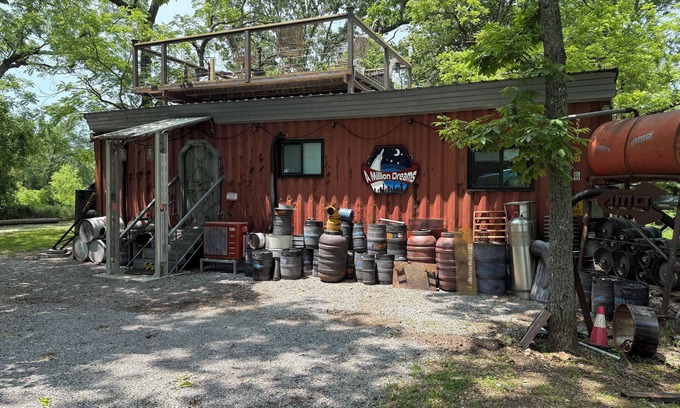 West Siloam Springs Cabine | Spaceship Cabin with rooftop deck.