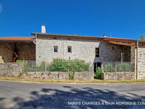 Usson-en-Forez Maison | Spacieux gîte avec bain nordique et wifi à Usson-en-Forez - FR-1-496-359