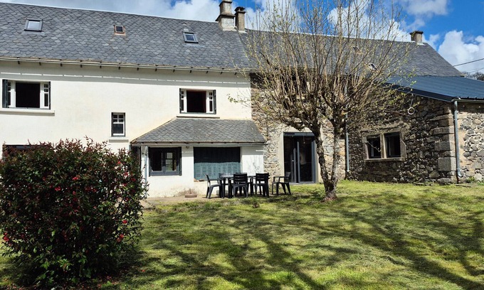 Egliseneuve-d'Entraigues Maison | Spacious Auvergne House 170m² - 8 Pers - Nature in Volcano Park