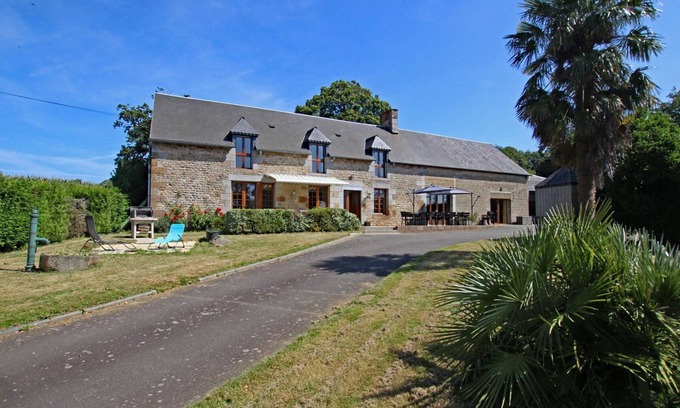Saint-Brice-de-Landelles Cottage | Maison conviviale avec spa, sauna, baby-foot et grand jardin près du Mont Saint-Michel