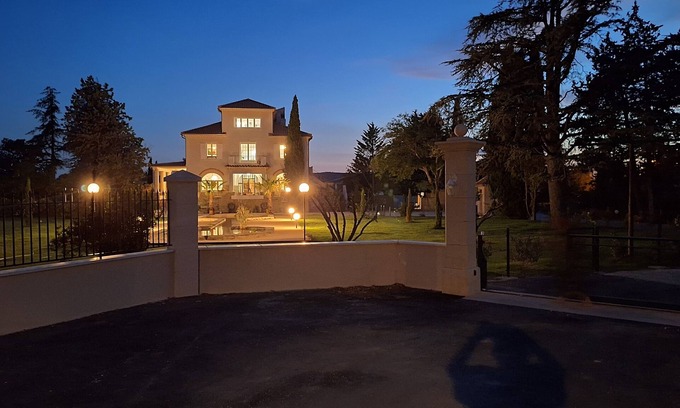 Sainte-Cecile-les-Vignes Maison | Demeure de maître, spacieuse, climatisée ,Grande piscine privée15x6, Grand parc.