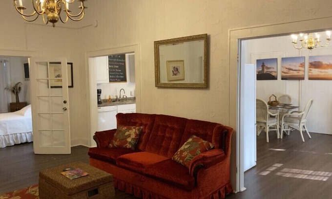 DeLand Appartement | The Theater Suite - une chambre spacieuse et joliment aménagée près de Stetson
