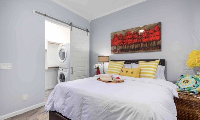 Maryvale Maison | Spacious 1 Bd guesthouse. 1 QS bed +1 QS sleeper sofa Close to Spring training