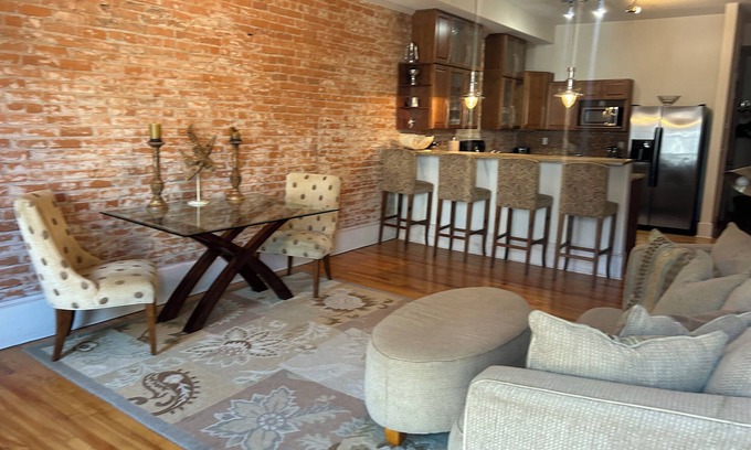 Wabasha Copropriété | Spacious 1 bed/1 bath historical loft offers exposed brick, and high ceilings.